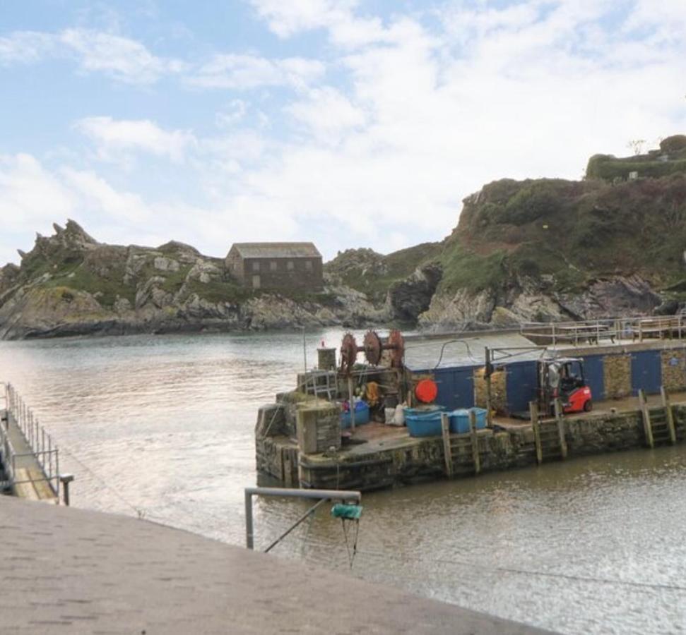 Spindrift Is A Beautiful Newly Refurbished Three Bedroom Private Family House Located On The Old Harbour And The Coastal Path In The Heart Of Beautiful Polperro Esterno foto