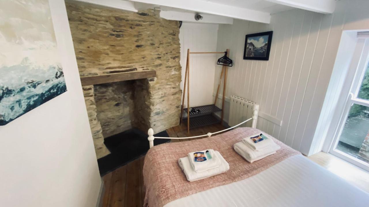 Spindrift Is A Beautiful Newly Refurbished Three Bedroom Private Family House Located On The Old Harbour And The Coastal Path In The Heart Of Beautiful Polperro Esterno foto